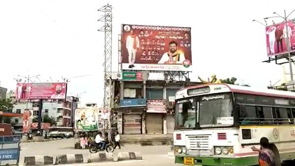 బండి సంజయ్ కు ఎమ్మెల్యే ముత్తిరెడ్డి సవాల్.. జనగామలో టీఆర్ఎస్, బీజేపీ ఫ్లెక్సీలతో టెన్షన్!!