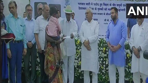 నితీష్‌తో కలిసి సైనికుల కుటుంబాలకు ఆర్థిక సాయం అందించిన సీఎం కేసీఆర్