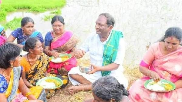 రైతుగా మంత్రి కొప్పుల ఈశ్వర్; కూలీలతో కలిసి పొలం పనులు; భోజనం,మాటామంతీ!!