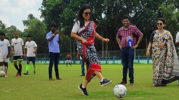 ఆ మహిళా ఎంపీ చీరతోనే స్టైలిష్ గా ఫుట్‌బాల్ ఆడేశారు... నెట్టింట జనాలు ఫిదా అయ్యారు!!