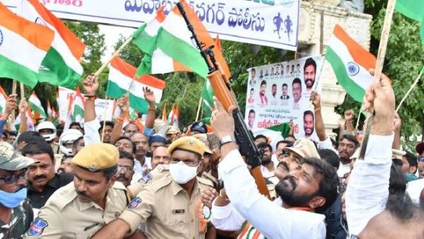 తుపాకీ తీసుకొని గాల్లోకి కాల్పులు.. మంత్రి శ్రీనివాస్ గౌడ్ తీరుపై విమర్శలు