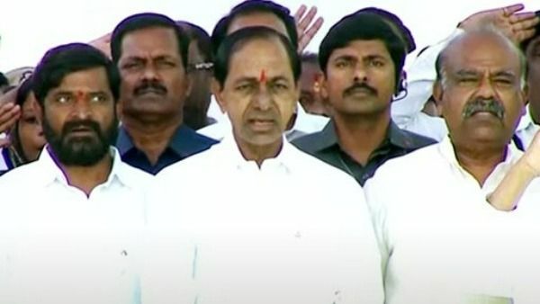 అబిడ్స్ సర్కిలో కేసీఆర్ జాతీయ గీతాలాపన: పెద్ద ఎత్తున పాల్గొన్న యువత (వీడియో)