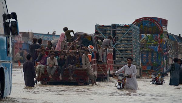 పాకిస్థాన్ లో అత్యవసర పరిస్థితి విధింపు - 937 మంది మృతి..!!