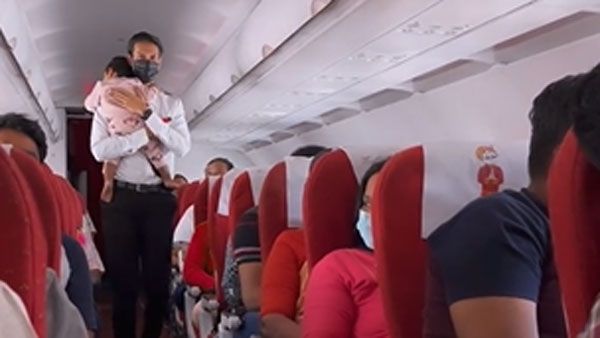Viral video:వావ్.. క్రూ సిబ్బంది చొరవ, చిన్నారిని ఎత్తుకొని.. వైరల్