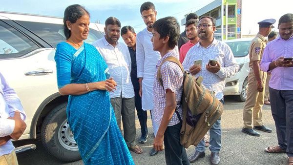 సబితమ్మ మంచి మనస్సు.. చెప్పుల్లేకుండా నడుస్తోన్న స్టూడెంట్స్.. కాన్వాయ్ ఆపి మరీ..