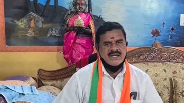 రోడ్లపై గుంతలు.. బైక్ స్కిడ్డై పడిపోయిన స్వామిగౌడ్, కాలు ఫ్రాక్చర్