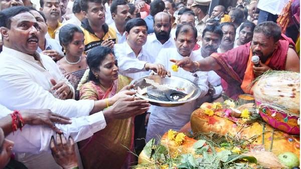 నాయకులను కలిపిన వినాయకుడు.. ఖైరతాబాద్ కేంద్రంగా ఇంట్రస్టింగ్ సీన్..!!