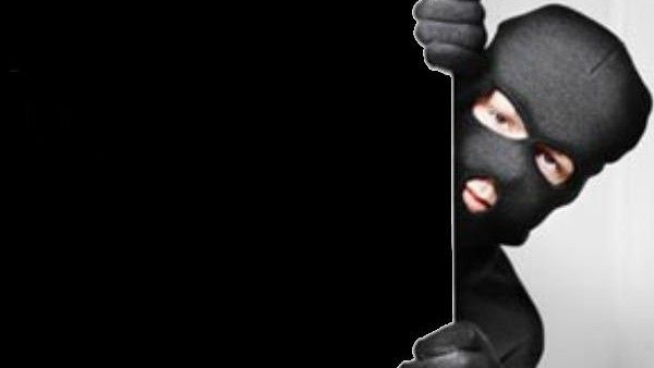 మేడమ్ .. కొరియర్.. డోర్ ఓపెన్ చేసిన మహిళ షాక్; అసలేం జరిగిందంటే..