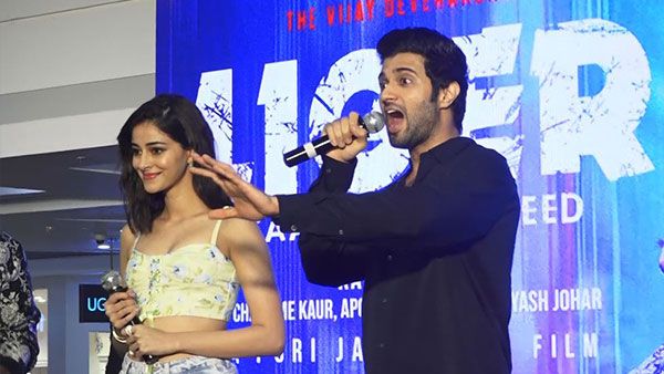 Liger: తొక్కిసలాట: ఊపిరాడక సొమ్మసిల్లి: మధ్యలోనే స్టేజీ దిగి వెళ్లిపోయిన విజయ్ దేవరకొండ