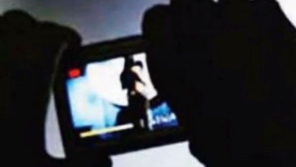 Spy camera: వీడు పక్కింటి లేడీ ఇంట్లో స్పై కెమెరా ఎక్కడ ఫిట్ చేశాడంటే ?, వీడియోలు తీసి ఏం చేశాడంటే!