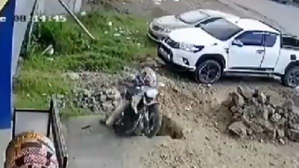 Viral Video: బైక్ రివర్స్ చేయబోయాడు.. కానీ.. వైరల్ అయిన వీడియో..