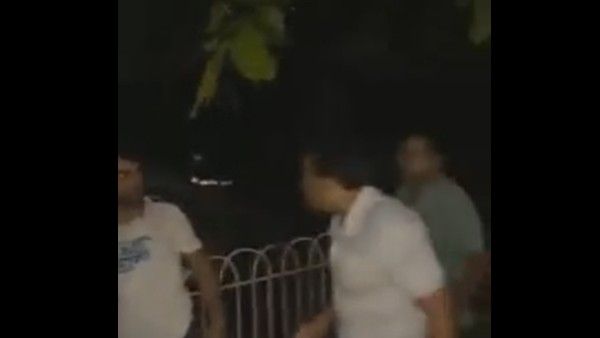 Viral: కారులో లేడీతో అధికార పార్టీ లీడర్ ఎంజాయ్, జుట్టుపట్టి లాగి చెప్పులతో కొట్టిన భార్య, అత్త, వైరల్ వీడియో