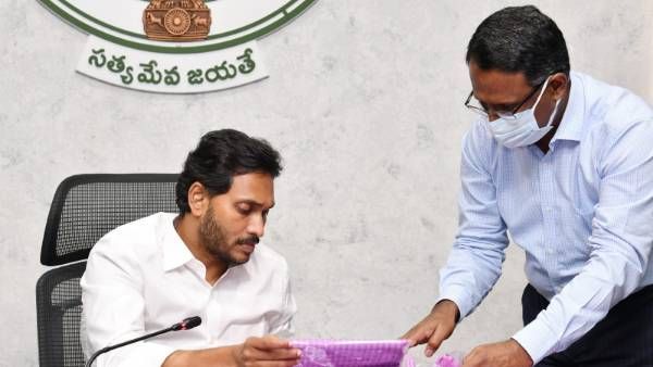 ఏపీలో అన్ని స్కూళ్లకు ఇంటర్నెట్- వెంటనే రిపేర్లు- స్కూళ్లకో స్పెషలాఫీసర్-జగన్ ఆదేశాలు