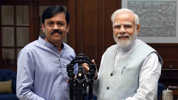 వైజాగ్ రమ్మని ప్రధానికి జీవీఎల్ ఆహ్వానం-సరే వస్తానని హామీ-బీజేపీ మార్క్ కోసం !