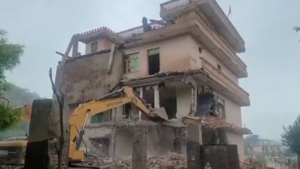 సీఎం యోగి దారిలో ఖట్టర్ సర్కార్: బుల్డోజర్లతో గ్యాంగ్‌స్టర్ భవనం కూల్చివేత