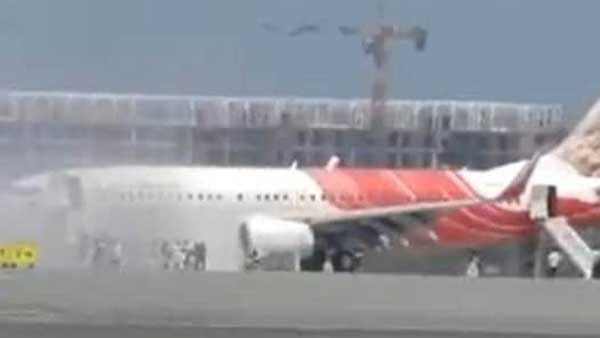 విమానంలో దట్టమైన పొగ: ఆ సమయంలో 141 మంది ప్రయాణికులు..!!