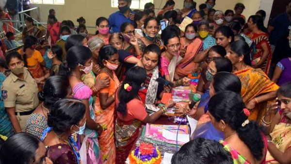 పండుగల సీజన్ వచ్చే.!చీరలు తెచ్చె.!బతుకమ్మ చీరల పంపిణీకి సర్వం సిద్ధం చేసిన జీహెచ్ఎంసీ.!