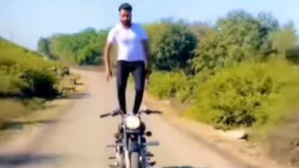 video:ఓయ్.. ఏందిరా ఇదీ, బైక్‌పై ఫీట్, అంతలోనే పడిపోయి