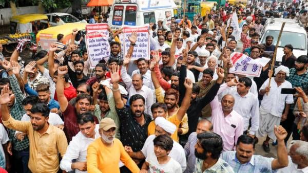 గుజరాత్ లో బీజేపీకి చుక్కలు ? ఓవైపు నిరసనల హోరు-మరోవైపు ఆప్ తో పోరు..