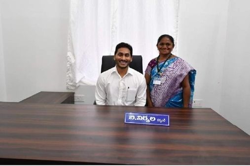 సర్పంచ్ సీటులో సీఎం జగన్.. ఫోటోలకు ఫోజులు