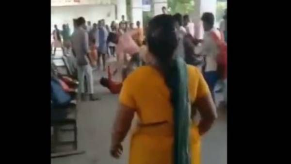 viral video: అమ్మాయికోసం పబ్లిక్ గా బస్టాండులో ఘోరంగా కొట్టుకున్న యువకులు.. విద్యార్థులా.. వీధిరౌడీలా!!