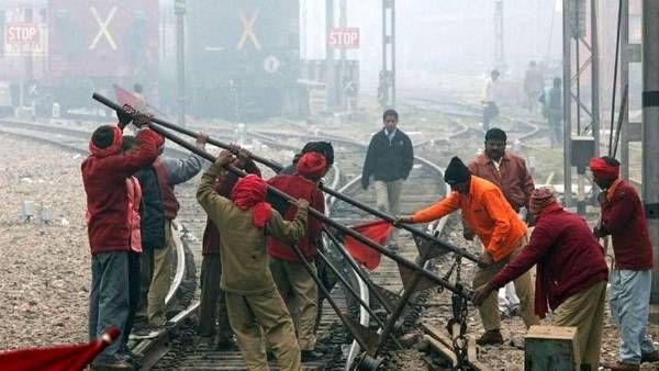 టెన్త్ అర్హత కలిగిన గ్యాంగ్‌మెన్ ఉద్యోగాల కోసం పోటీలో 6 లక్షలకుపైగా బీటెక్ గ్రాడ్యుయేట్స్