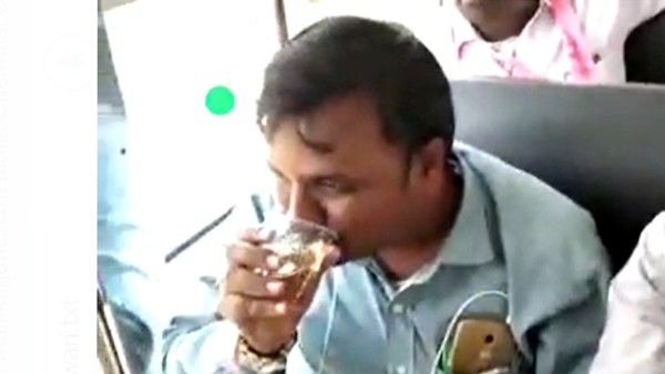 హవ్వా.. కేసీఆర్ సభకు కార్యకర్తలు, బస్సులో మందుతాగుతూ..(వీడియో)