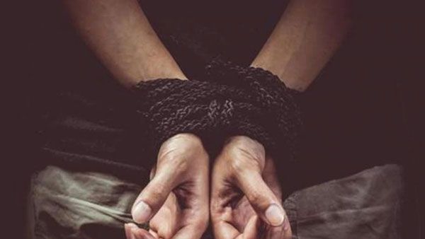 Khiladi: బాయ్ ఫ్రెండ్స్ తో కలిసి సొంత కూతుర్ని అపార్ట్ మెంట్ లో కిడ్నాప్ చేయించిన కన్నింగ్ లేడీ, రివర్స్!