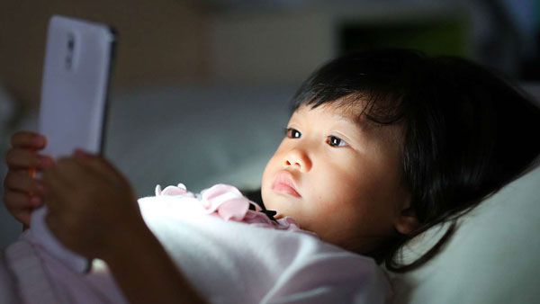 health tips: మీ పిల్లలు స్మార్ట్‌ఫోన్లకు అడిక్ట్ అయ్యారా? అయితే డేంజర్‌లో చిన్నారుల ఆరోగ్యం!!