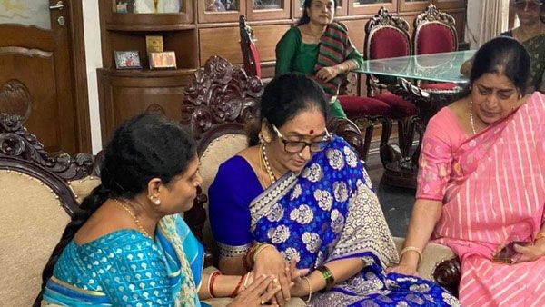 కృష్ణంరాజు సతీమణికి విజయమ్మ పరామర్శ - వైఎస్సార్ తో అనుబంధంపై..!!