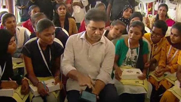 KTR Sircilla Tour: విజ్ఞానానికి మించిన సంపద లేదు.. సిరిసిల్లలో విద్యార్థులకు ట్యాబ్స్ పంపిణీ చేసిన కేటీఆర్..