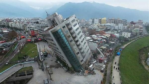 భారీ భూకంపం: కుప్పకూలిన భవనాలు, వంతెనలు, జపాన్‌ సునామీ వార్నింగ్