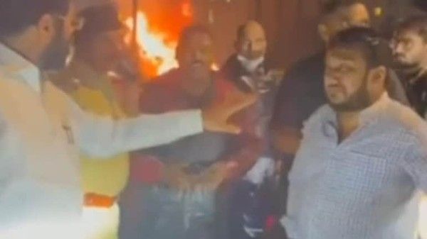 హైవేపై కారు నుంచి మంటలు.. వెంటనే ఆపిన మహారాష్ట్ర సీఎం, అండగా