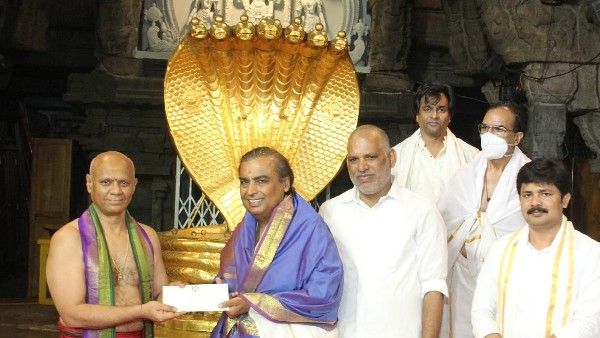తిరుమలలో ముఖేష్ అంబానీ: టీటీడీ ఏర్పాట్లపై..: కాబోయే కోడలితో కలిసి..!!
