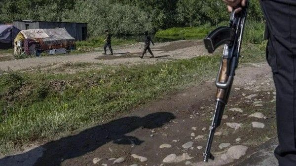 ఉగ్రవాదుల కాల్పులు: కార్మికులపై ప్రతాపం, ఆస్పత్రికి తరలింపు