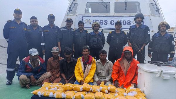 పాకిస్థాన్ నుండి భారత్ కు డ్రగ్స్ బోట్; 200కోట్ల విలువచేసే హెరాయిన్ సీజ్!!