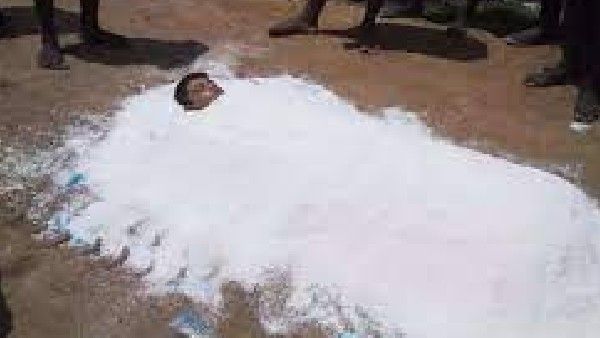 చనిపోయిన కొడుకు మృతదేహాన్ని ఉప్పు పాతరేసిన తల్లిదండ్రులు.. ఎందుకంటే!!