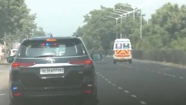 వీడియో: రోడ్డు మధ్యలో కాన్వాయ్‌ను నిలిపివేసిన ప్రధాని మోదీ - అనూహ్యంగా..!!