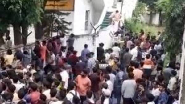 సికింద్రాబాద్ జింఖానా గ్రౌండ్స్ వద్ద ఉద్రిక్తత.. టీ20 టికెట్ల కోసం రగడ; దాడికి యత్నం!!