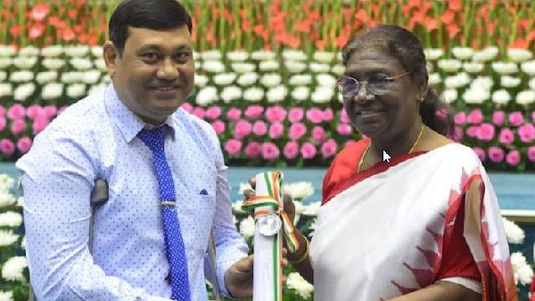 ఆ ఉపాధ్యాయుడి కోసం స్టేజి దిగొచ్చిన రాష్ట్రపతి ముర్ము(వీడియో)