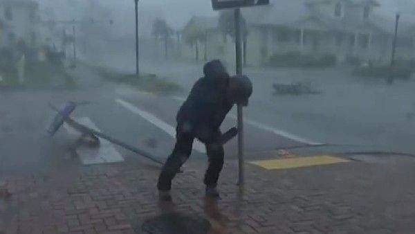 Viral Video: రిపోర్టింగ్ అంటే ఇది.. ప్రాణాలు పోతున్నా ఆగని న్యూస్ కవరేజీ..