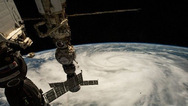 అంతరిక్షం నుంచి భూమిపై తుఫాన్ చూశారా ? క్యూబాలో తీరం దాటిన అయాన్ దృశ్యాలు..