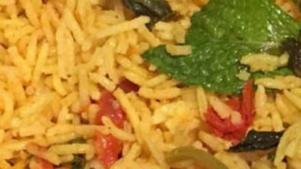 వేడుకల పేరుతో తిప్పి, కుళ్లిన ఆహారం.. పేరంట్స్ ఫైర్