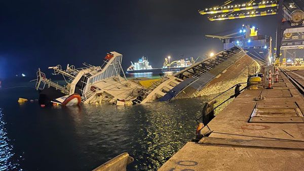 Viral Video : పోర్టులోనే మునిగిపోయిన భారీ ఓడ-కంటెయినర్ అన్ లోడ్ చేస్తుండగా...