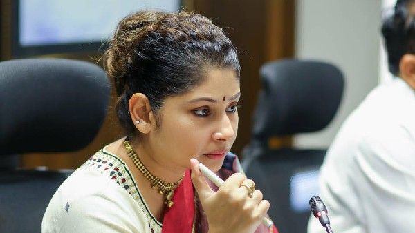 స్మితా సబర్వాల్ దసరా ట్వీట్; ఆ మ్యాప్ విషయంలో రచ్చ; సీఎంఓ కార్యదర్శి క్షమాపణలు!!