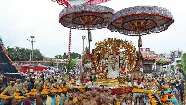 TTD: కల్పవృక్ష వాహనంపై విహరించిన శ్రీవారు, చెన్నై గొడుగులతో పాదయాత్ర, నీరాజనం పట్టిన భక్తులు !