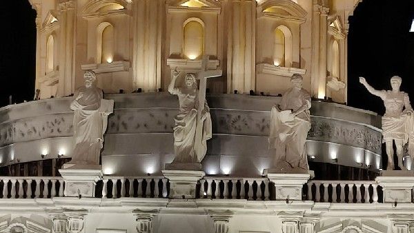 దుర్గాదేవి మండపాలపై శిలువ - బొమ్మలు..!!