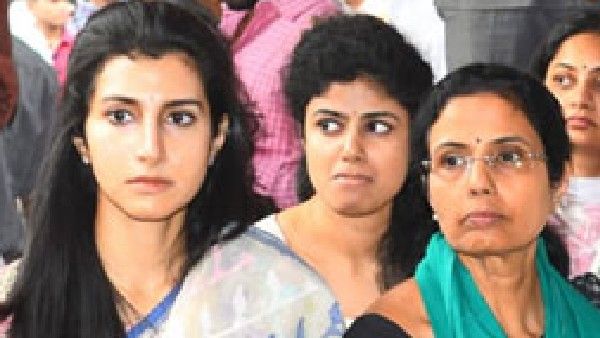 ఏపీలో ఢిల్లీ లిక్కర్ స్కాం ప్రకంపనలు-భారతి,సాయిరెడ్డిపై టీడీపీ-భువనేశ్వరిపై వైసీపీ విమర్శలతో