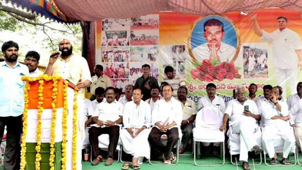 డబ్బు,మద్యంతో ప్రలోభాలు.!మునుగోడు ఓటర్లు టీఆర్‌ఎస్‌,బీజేపీల విష సంస్కృతిని నమ్మొద్దన్న ఉత్తమ్‌.!