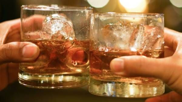 Liquor party: పోలీస్ స్టేషన్ లో పోలీసుల లిక్కర్ పార్టీ, ఆంధ్రా బార్డర్ లో ?, ఏంది చలపతి ఇది !